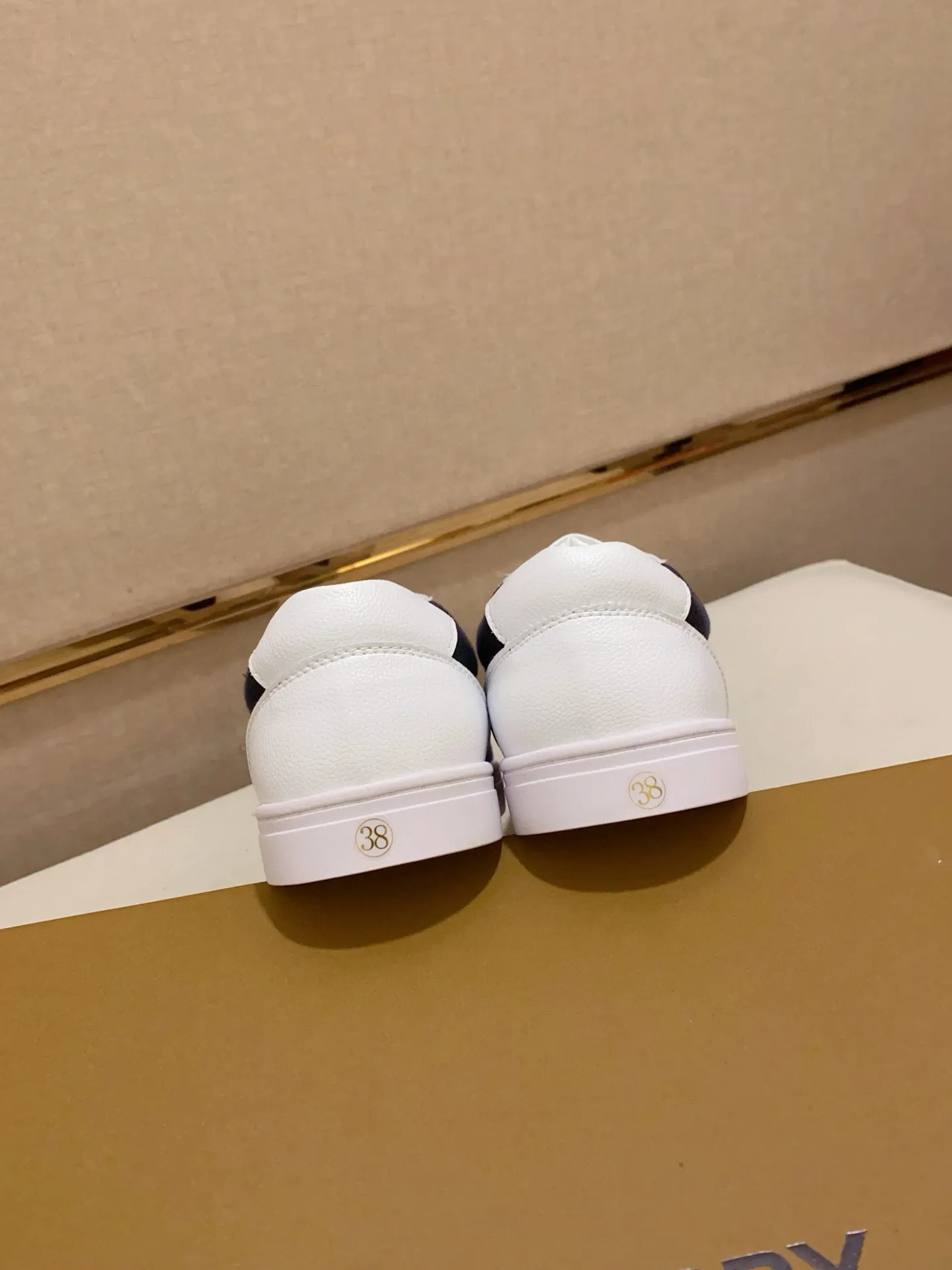 Men's shoes 💰: 400💰🥳◾️▫️The new Burberry men's classic low-top sneakers are reinterpreted with Vintage retro plaid cotton material and calfskin, decorated with a new brand logo. First-layer sheepskin lining, embossed Burberry logo on the heel, and original TPU outsole! Code number: 38-44. Can be customized45
